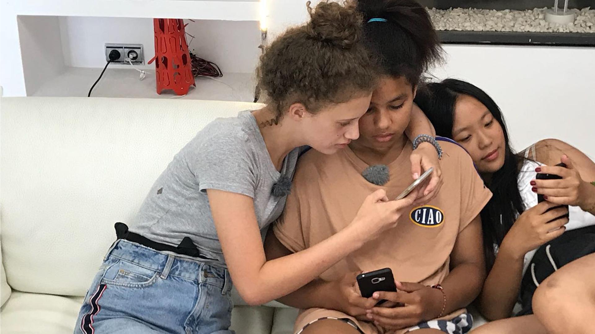 Chantal und Trang mit Kunstblut