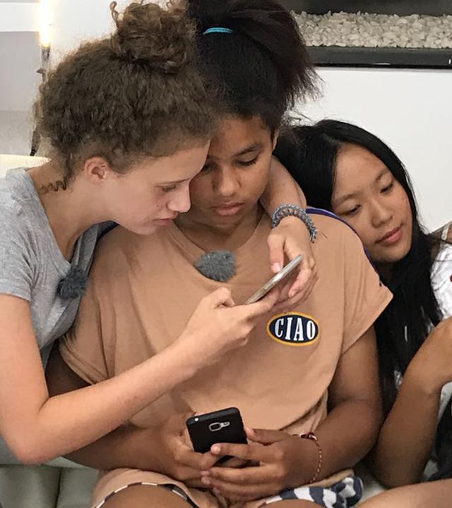 Chantal und Trang mit Kunstblut