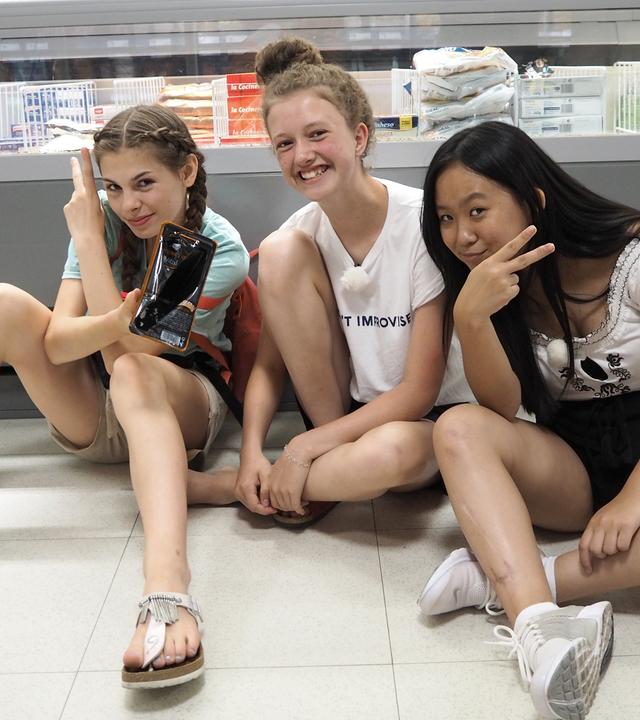 Angelina, Emma und Trang im Supermarkt