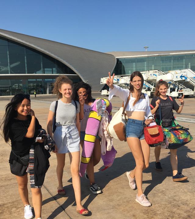 Die Mädchen am Flughafen