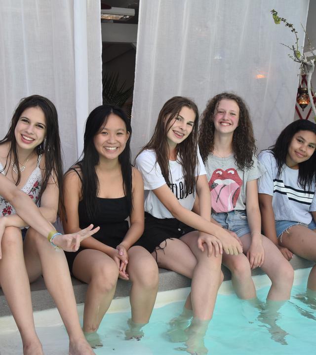 Chantal, Angelina, Emma, Lisa und Trang mit Surflehrer