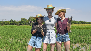 Chantal, Angelina, Emma, Lisa und Trang mit Surflehrer