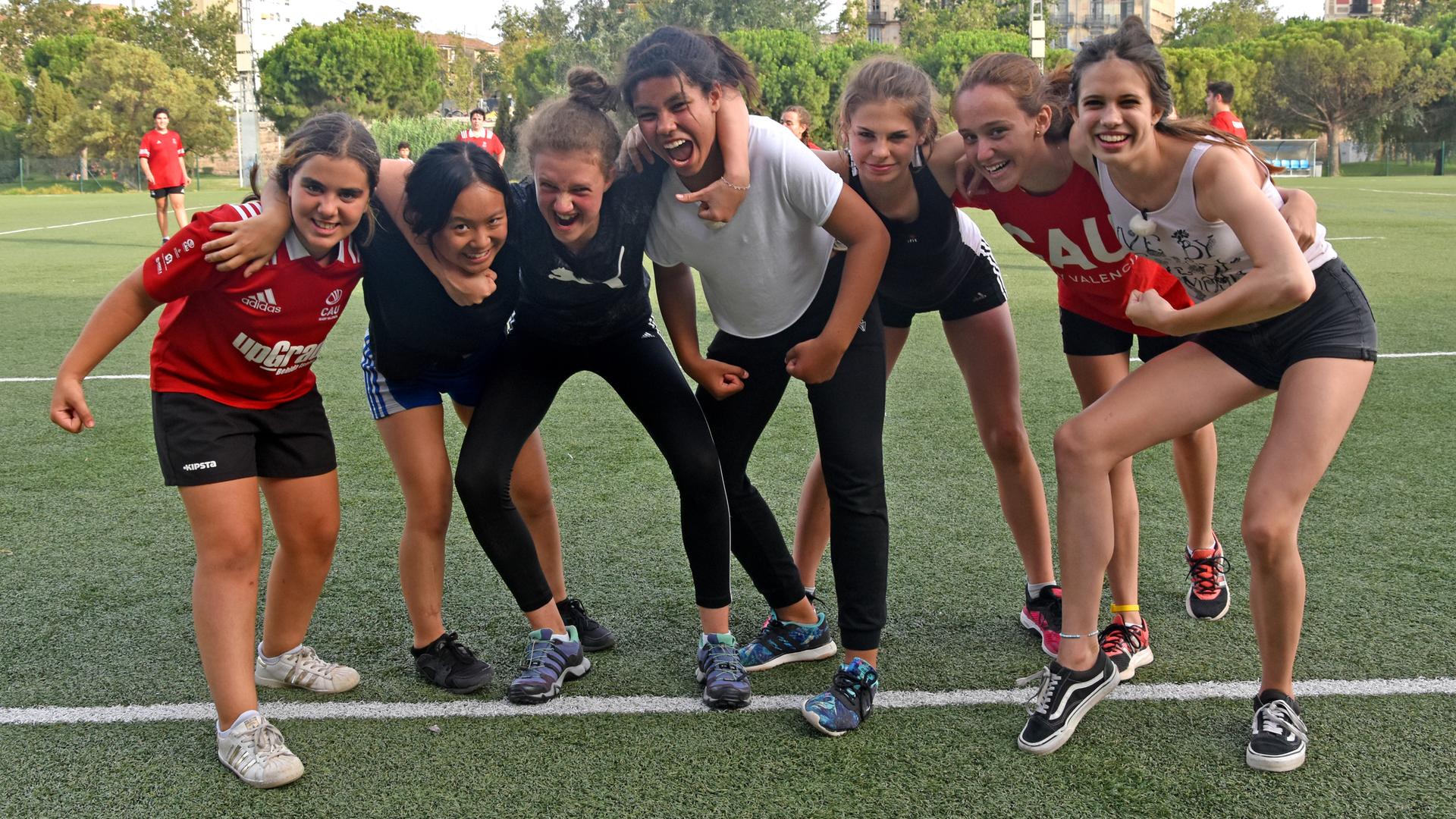 Trang, Emma, Chantal, Angelina und Lisa mit ihrem Rugby-Team