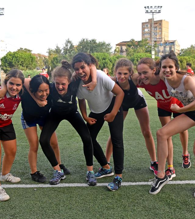 Trang, Emma, Chantal, Angelina und Lisa mit ihrem Rugby-Team