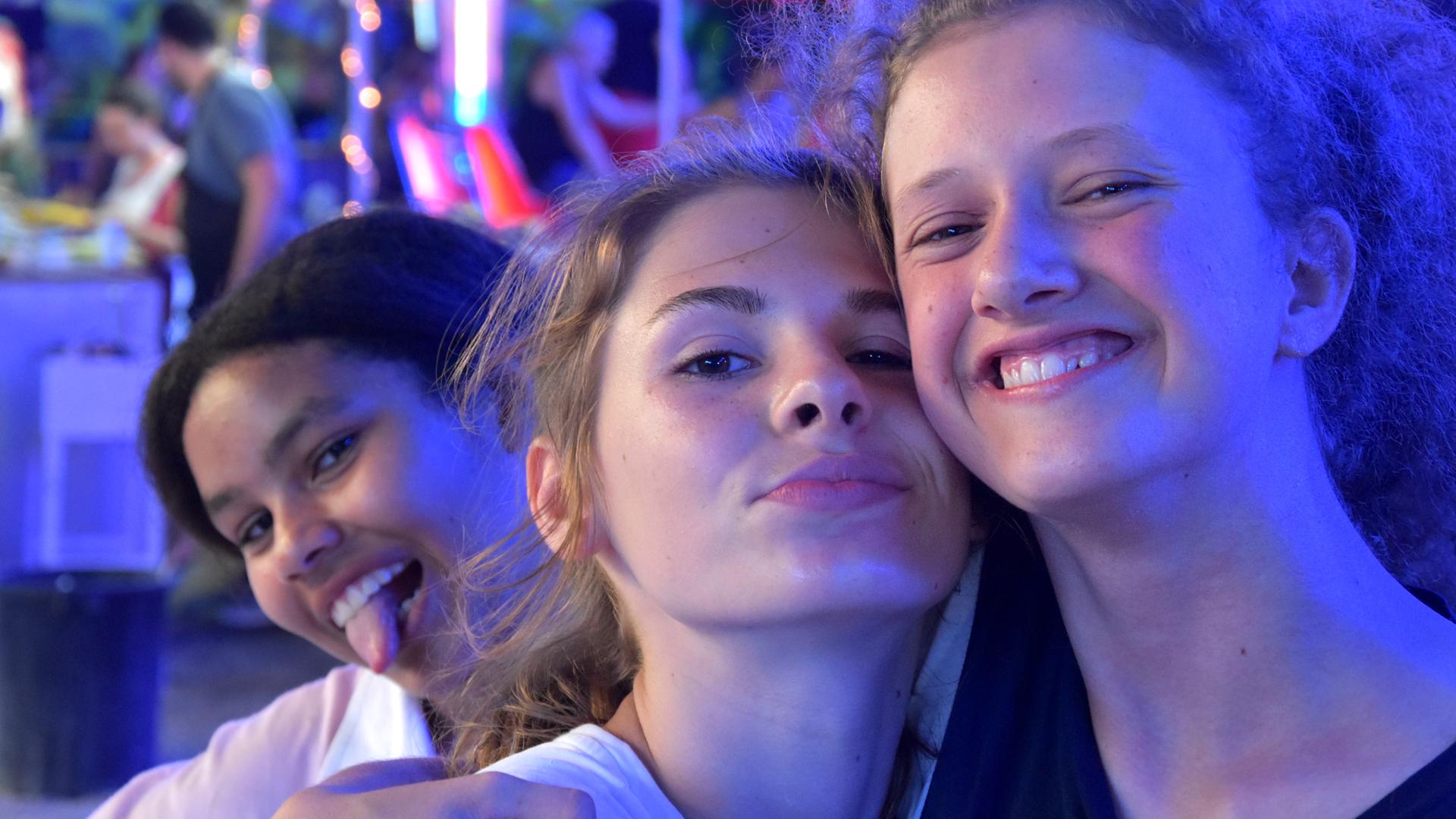 Chantal, Angelina und Emma auf der Kirmes