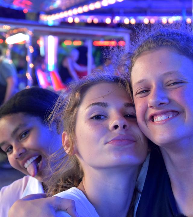 Chantal, Angelina und Emma auf der Kirmes