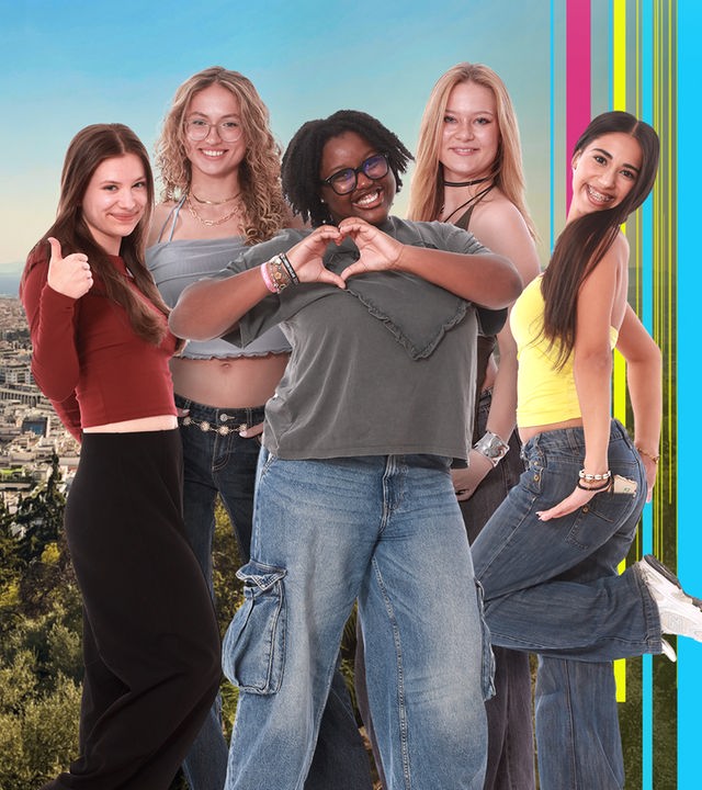 Josefine, Nele, Faith, Johanna und Mahak stehen auf einer Anhöhe - im Hintergrund Athen