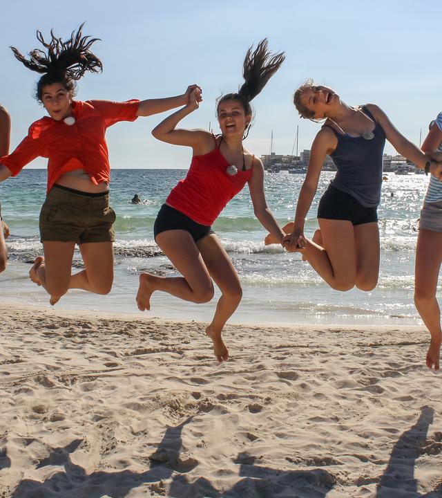 Die Mädchen aus der Mallorca-WG springen am Strand in die Luft und halten sich an den Händen. V.l.n.r.: Bianca, Buse, Louisa, Weya, Maja