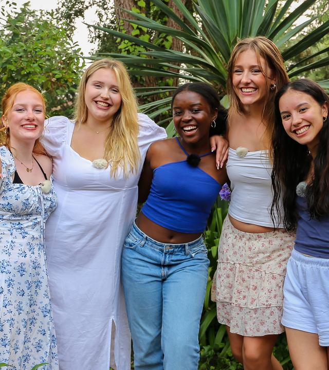 Maxime, Mailin, Jafait, Hanna und Biany im Garten ihrer Villa in Porto.
