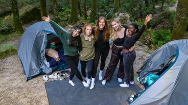 Die Wg - Campen In Der Wildnis - Die Mädchen-wg In Porto