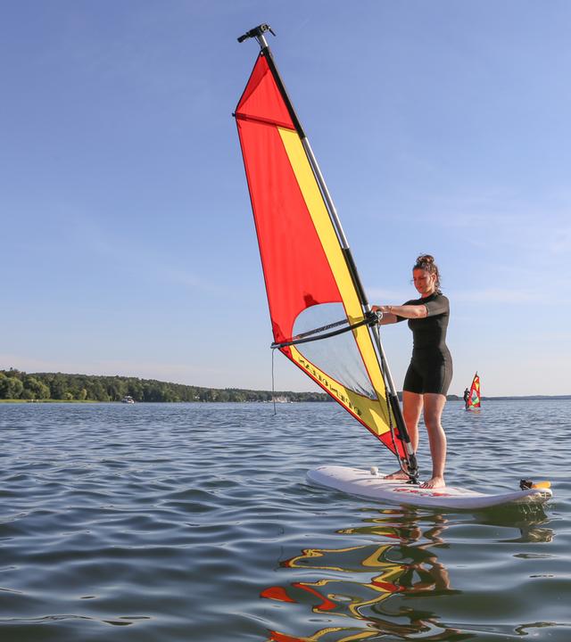 Anna auf dem Surfbrett