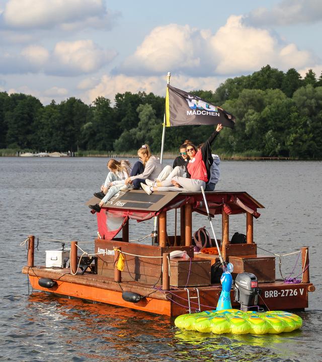 Anna, Alexa, Toni, Feli und Luise im WG-Boot auf dem See