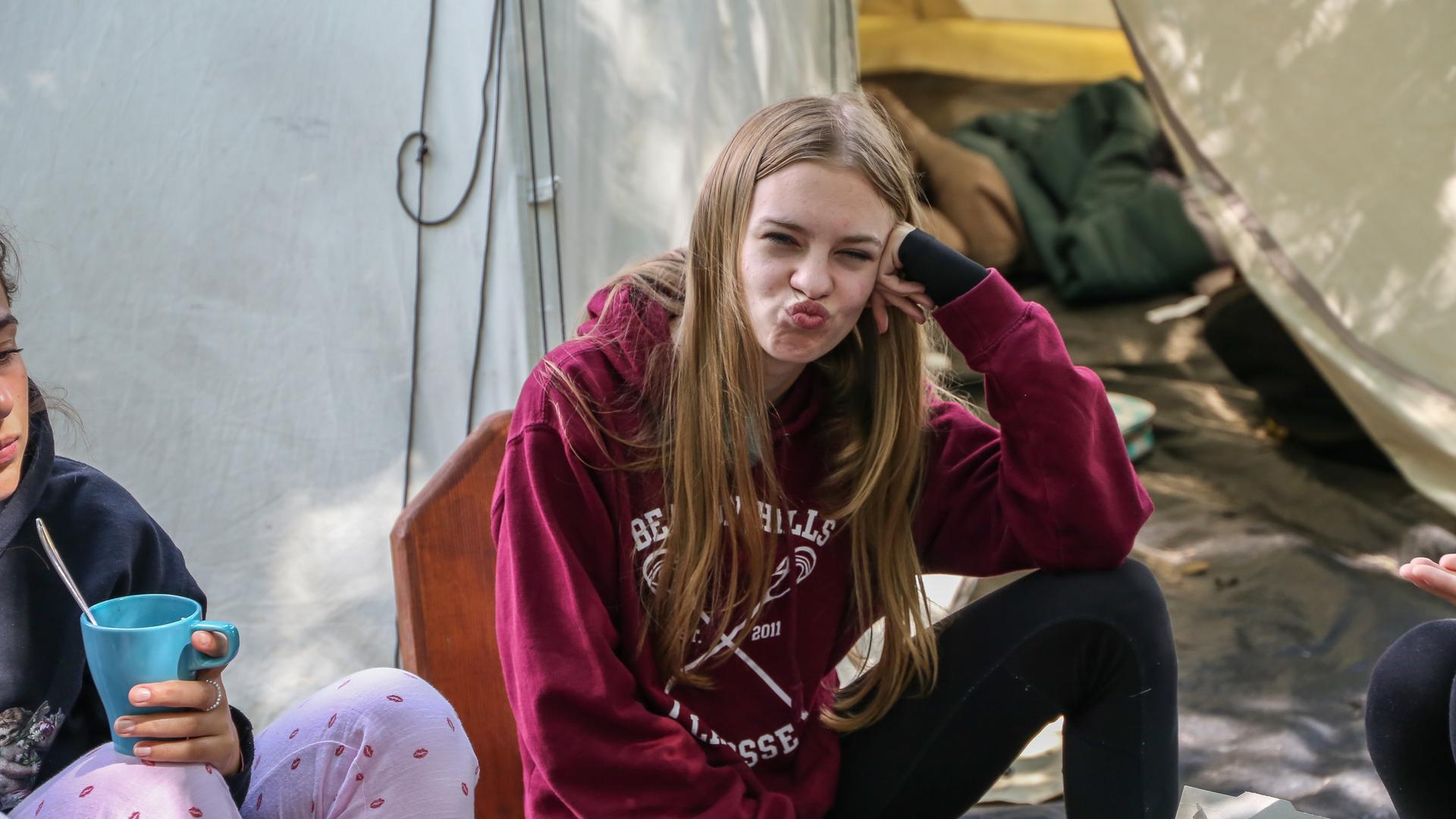 Alexa vor dem WG-Zelt