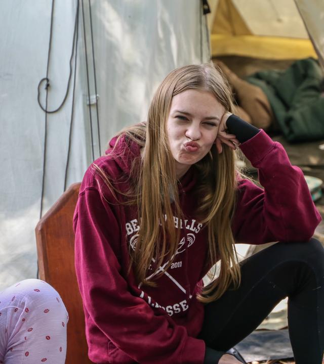 Alexa vor dem WG-Zelt