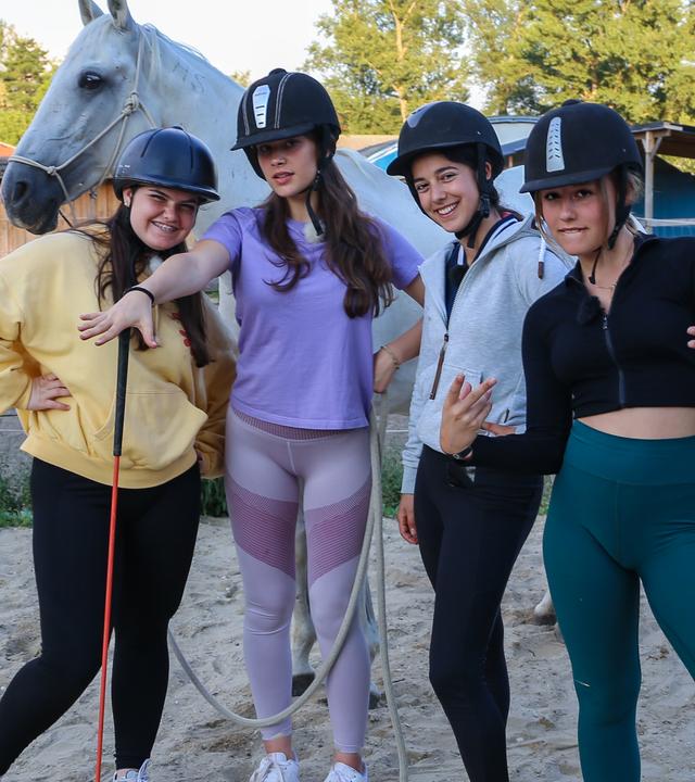Sienna, Karima, Florentin und Pauline beim Reiten