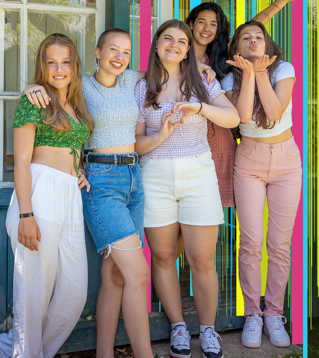 Pauline, Greta, Florentin, Karima und Sienna stehen im Garten ihrer Villa in Wien