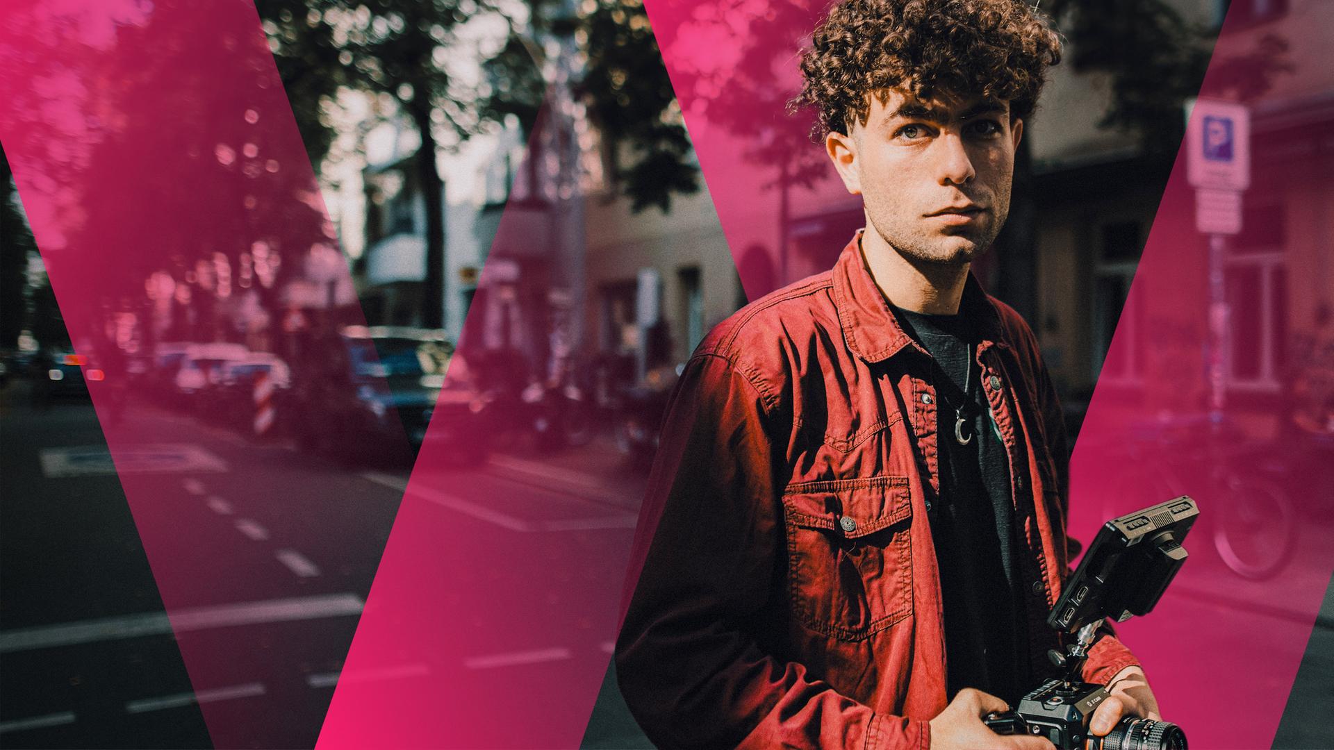 Junger Mann mit Kamera in der Hand