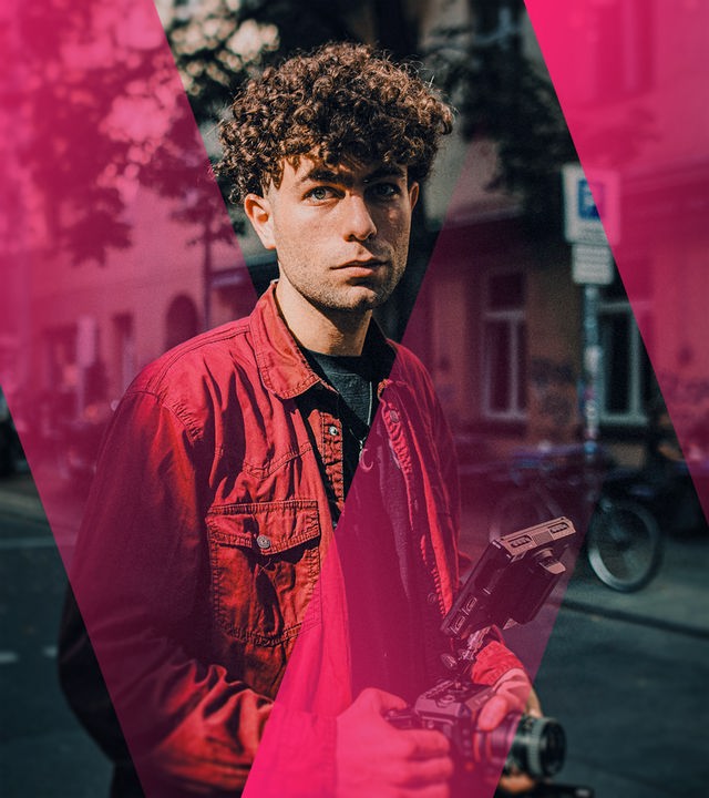 Junger Mann mit Kamera in der Hand