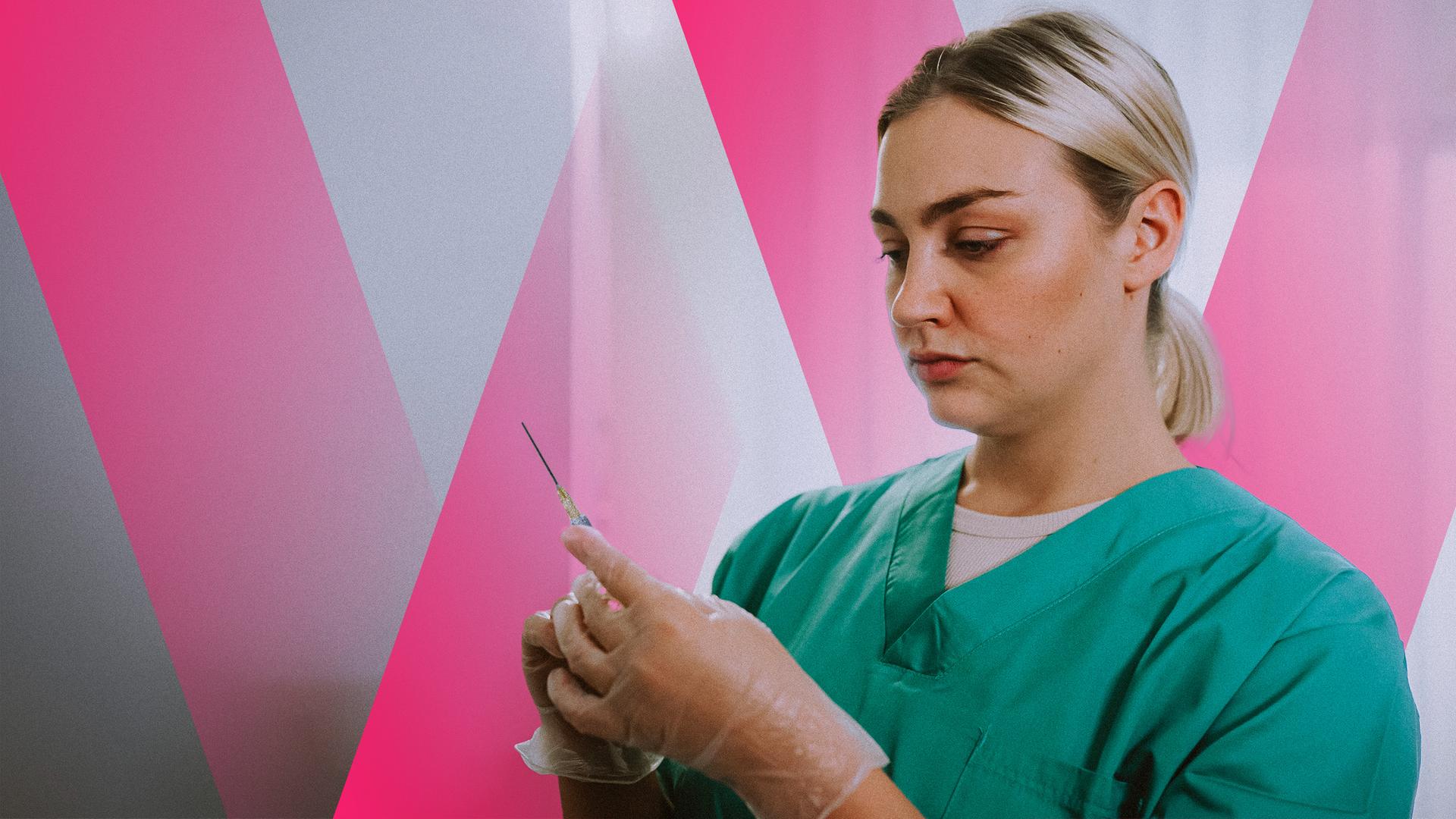 Junge Frau mit Spritze in der Hand