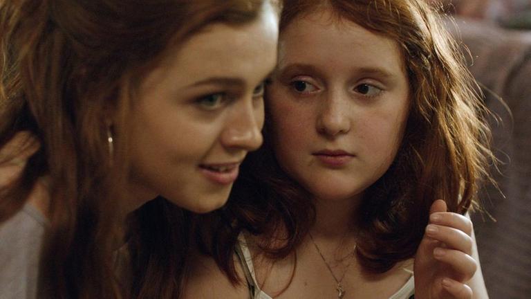 Katja (Amy Deasismont) und Stella (Rebecka Josephson)