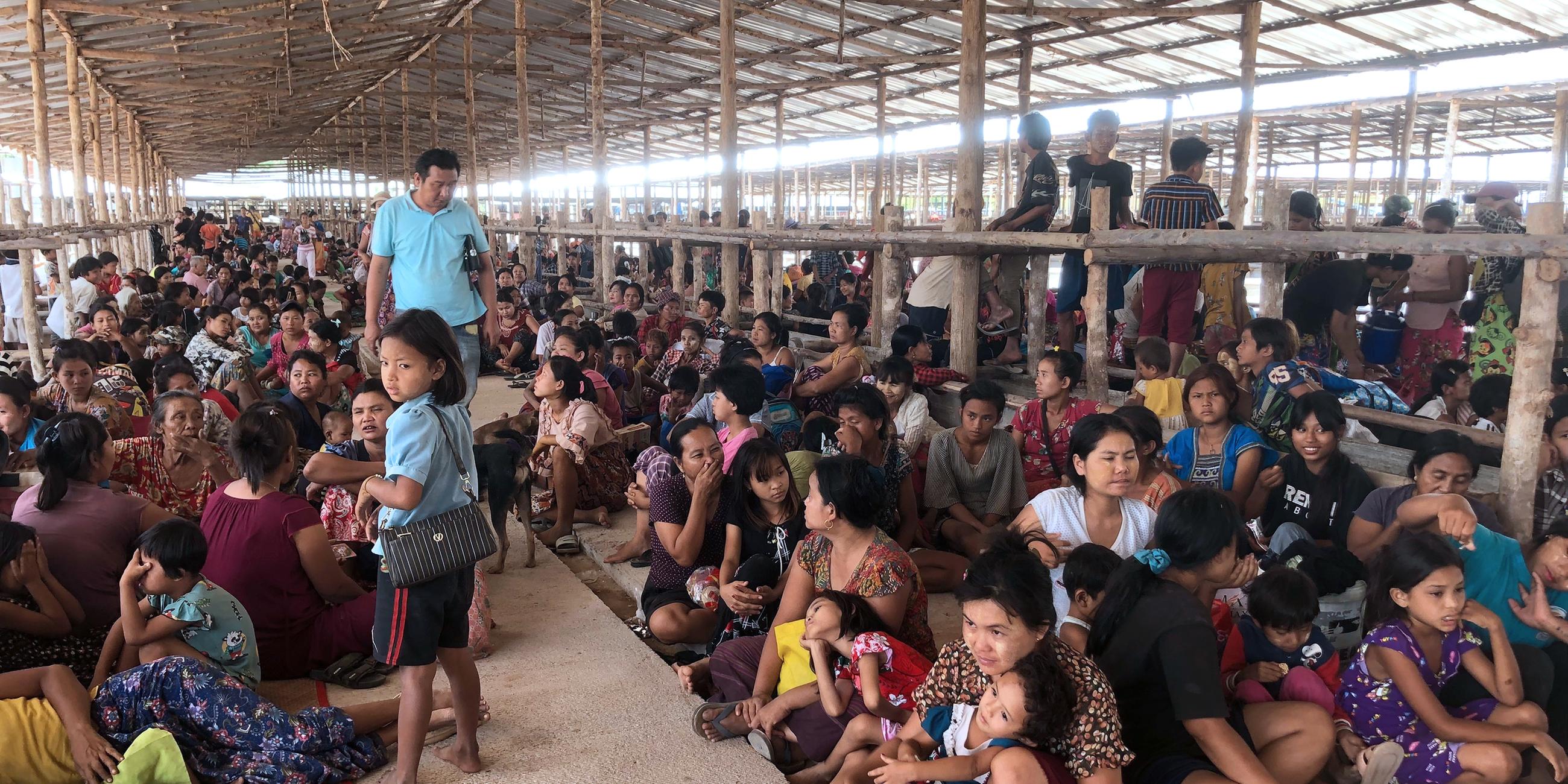 Myanmar-Flüchtlinge in einer provisorischen Unterkunft im thailändisch-myanmarischen Grenzbezirk