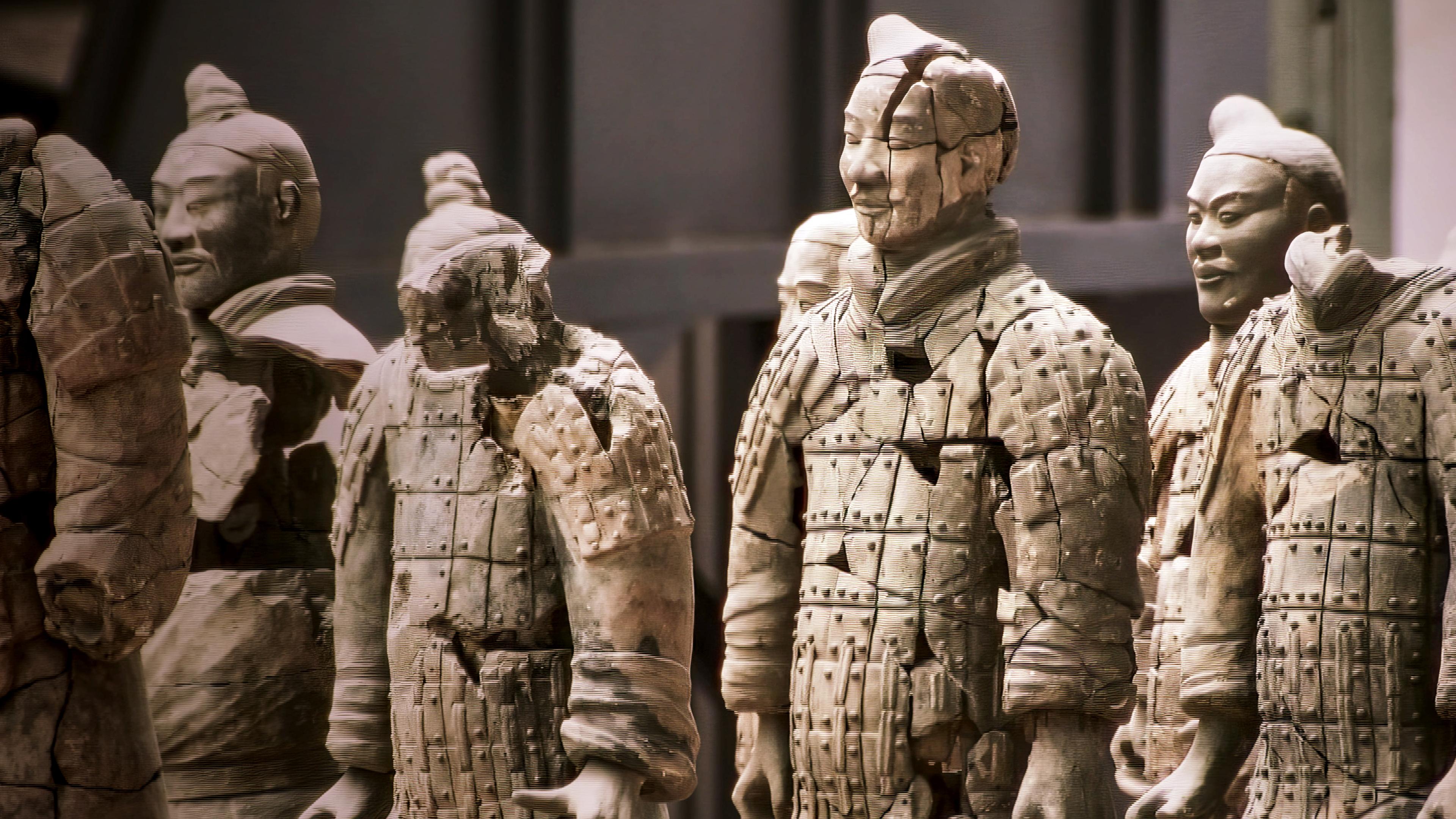 Eine Gruppe Soldatenfiguren aus Ton steht nebeneinander.