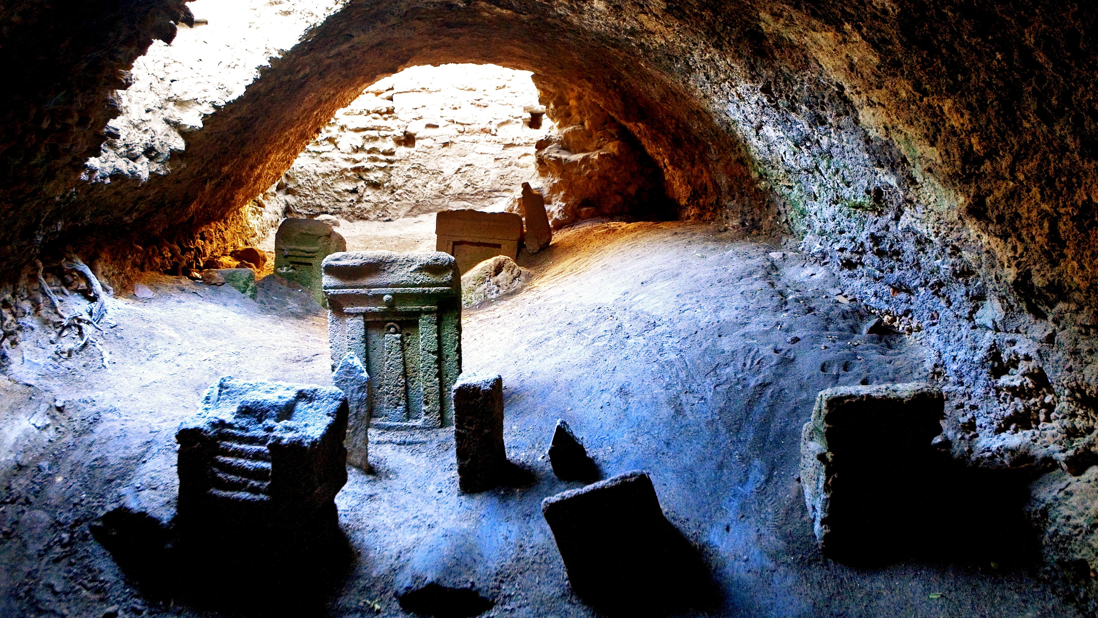 Tophet, Heiligtum von Tanit und Baal Hammon, dem ältesten punischen Kultort: Tafeln stehen in einem unterirdischen Gang.