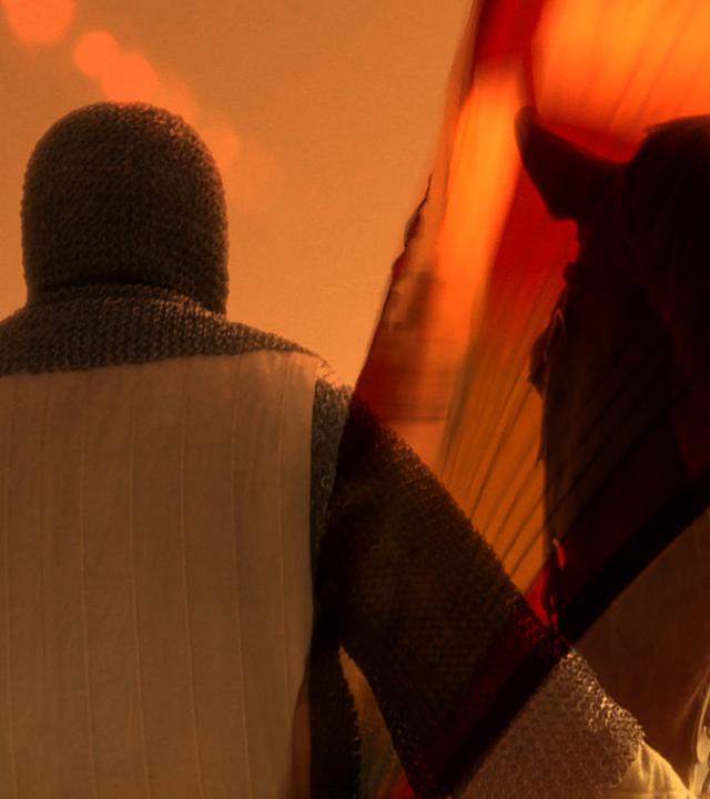 "Mysterien des Mittelalters - Die Schlacht von Aljubarrota": Ein Kämpfer führt sein Pferd. Der Himmel leuchtet rot.