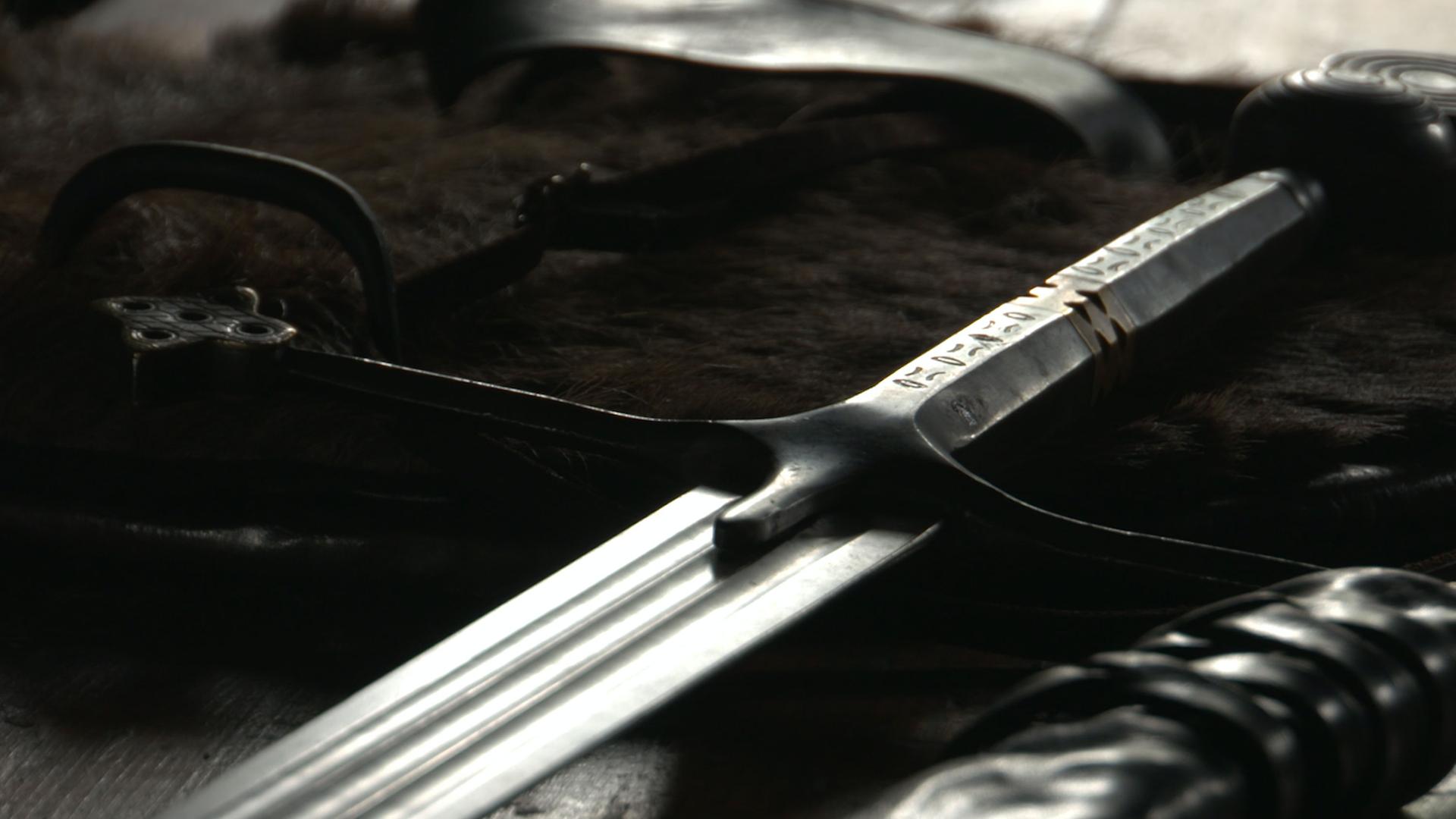 "Mysterien des Mittelalters - Irlands legendäre Krieger": Reskonstruiertes Galloglass-Breitschwert (von Boyd Rankin  - Rundknauf mit konzentrischen Kreisen, verziertes Heft, dreifache Hohlkehle; Großaufnahme in der Schmiede.