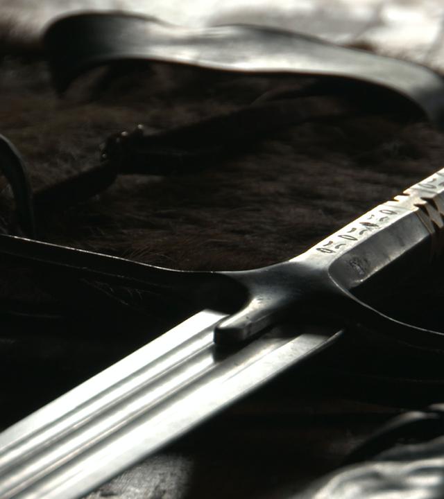 "Mysterien des Mittelalters - Irlands legendäre Krieger": Reskonstruiertes Galloglass-Breitschwert (von Boyd Rankin  - Rundknauf mit konzentrischen Kreisen, verziertes Heft, dreifache Hohlkehle; Großaufnahme in der Schmiede.