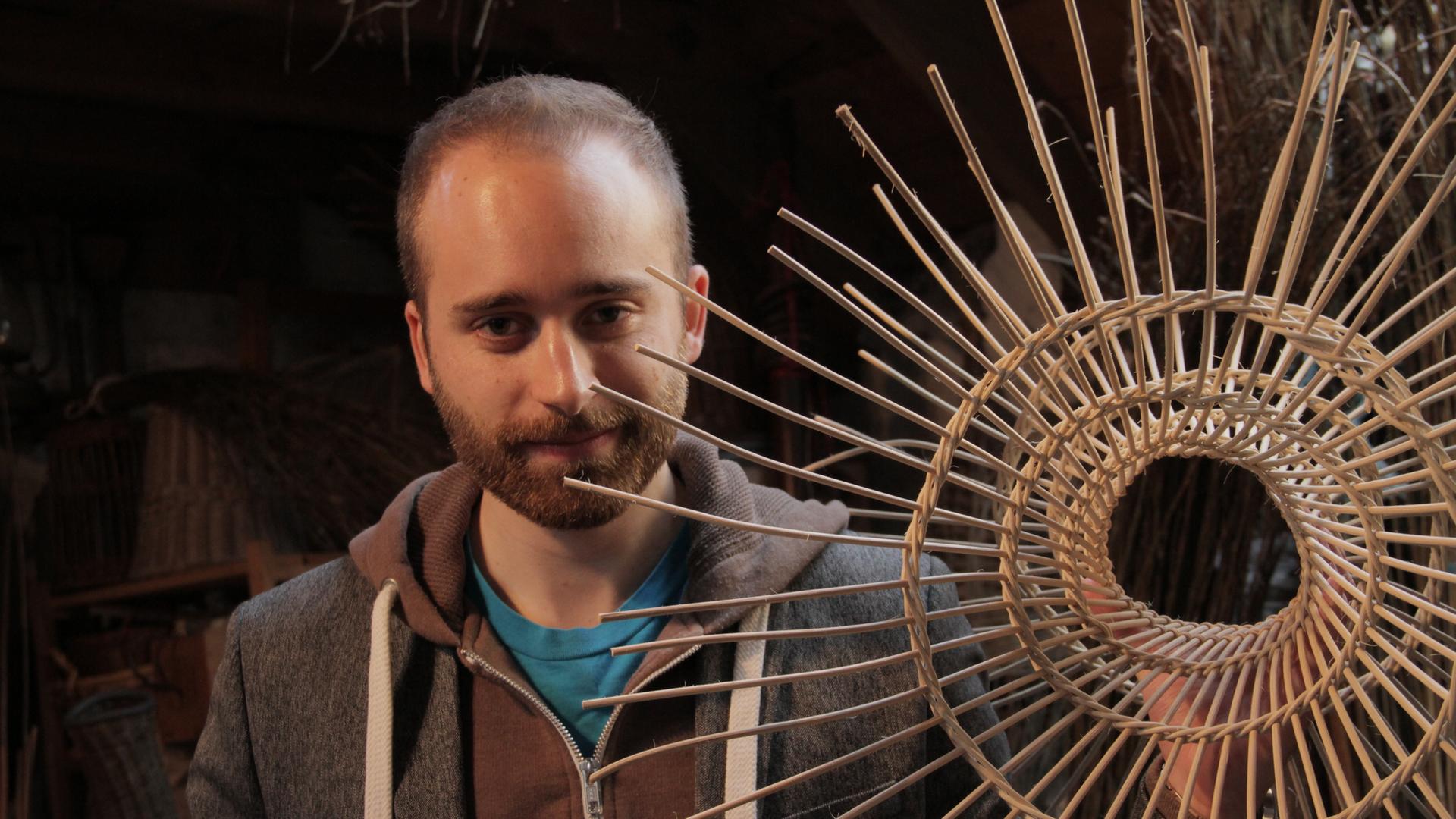 "Mysterien des Weltalls: Das Spiel mit der Zeit": Luke Butcher, theoretischer Physiker an der University of Bristol, veranschaulicht mit einem Modell Raum und Zeit.