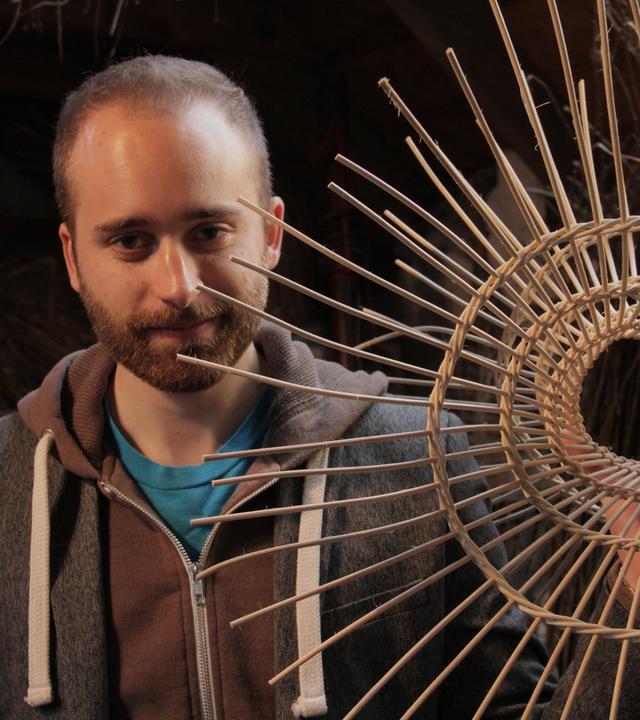 "Mysterien des Weltalls: Das Spiel mit der Zeit": Luke Butcher, theoretischer Physiker an der University of Bristol, veranschaulicht mit einem Modell Raum und Zeit.