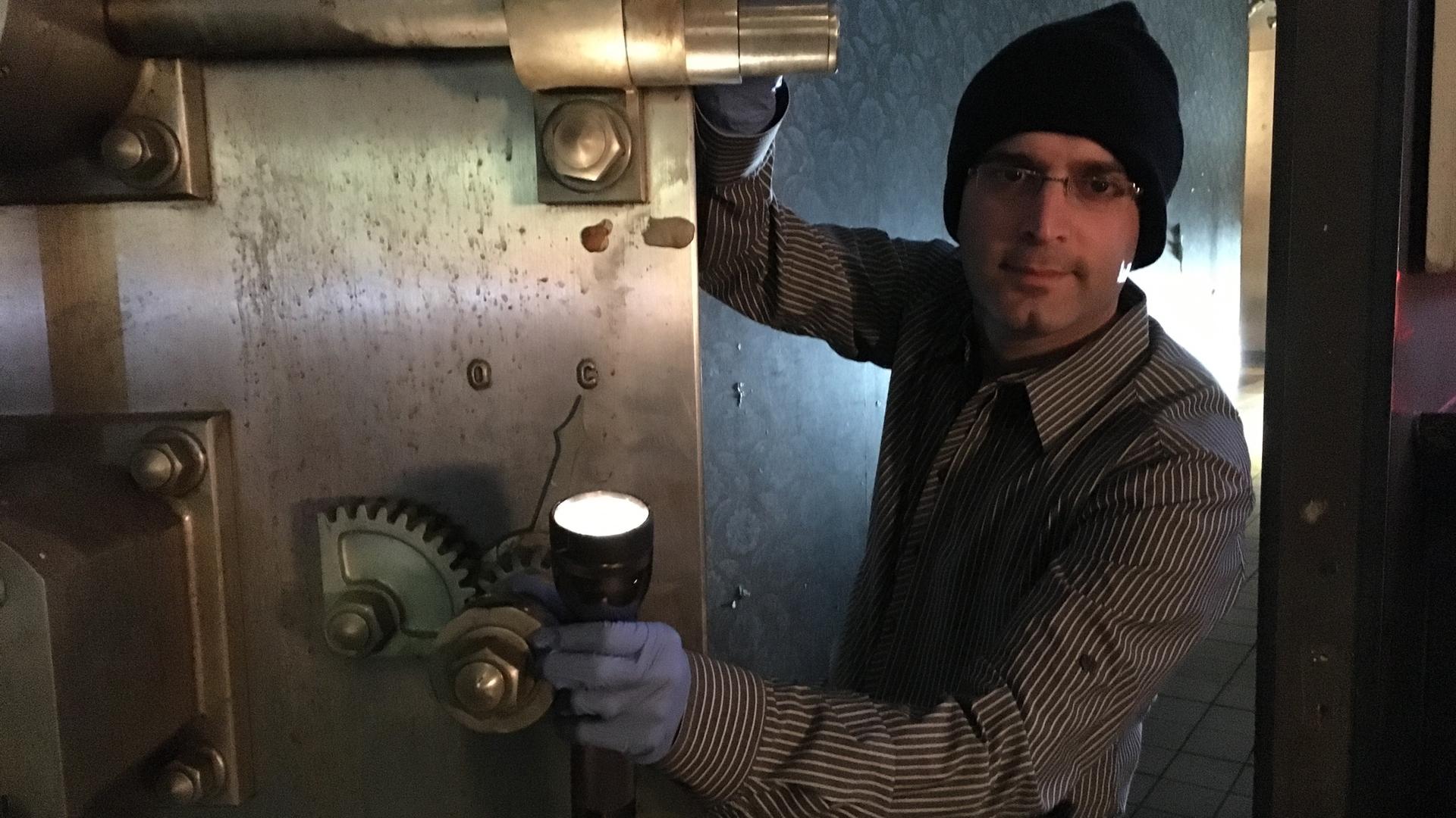 "Mysterien des Weltalls: Der große Bruder": Der israelisch-amerikanische Wissenschaftler Yaniv Erlich steht mit einer Taschenlampe in der Hand vor einem Tresor.