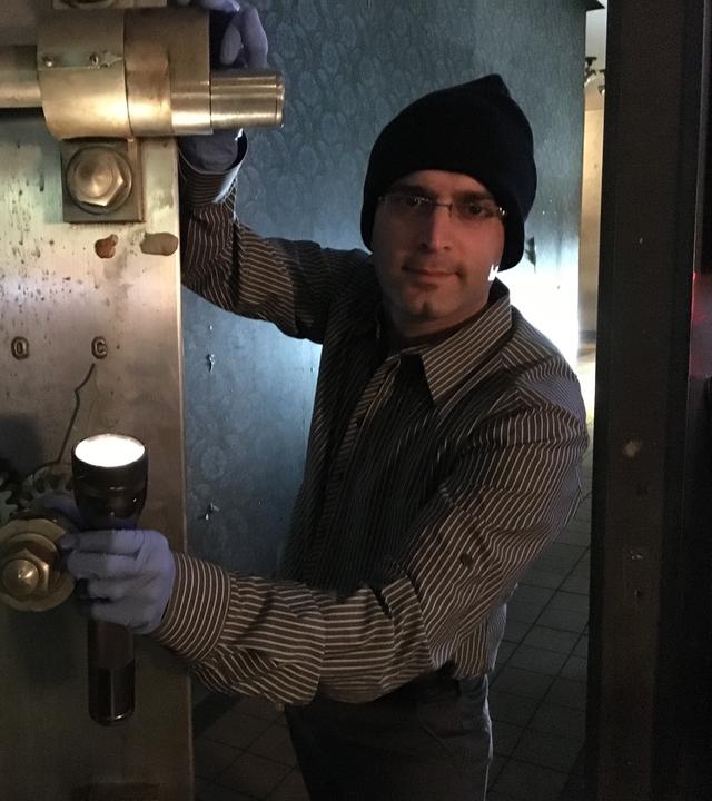 "Mysterien des Weltalls: Der große Bruder": Der israelisch-amerikanische Wissenschaftler Yaniv Erlich steht mit einer Taschenlampe in der Hand vor einem Tresor.