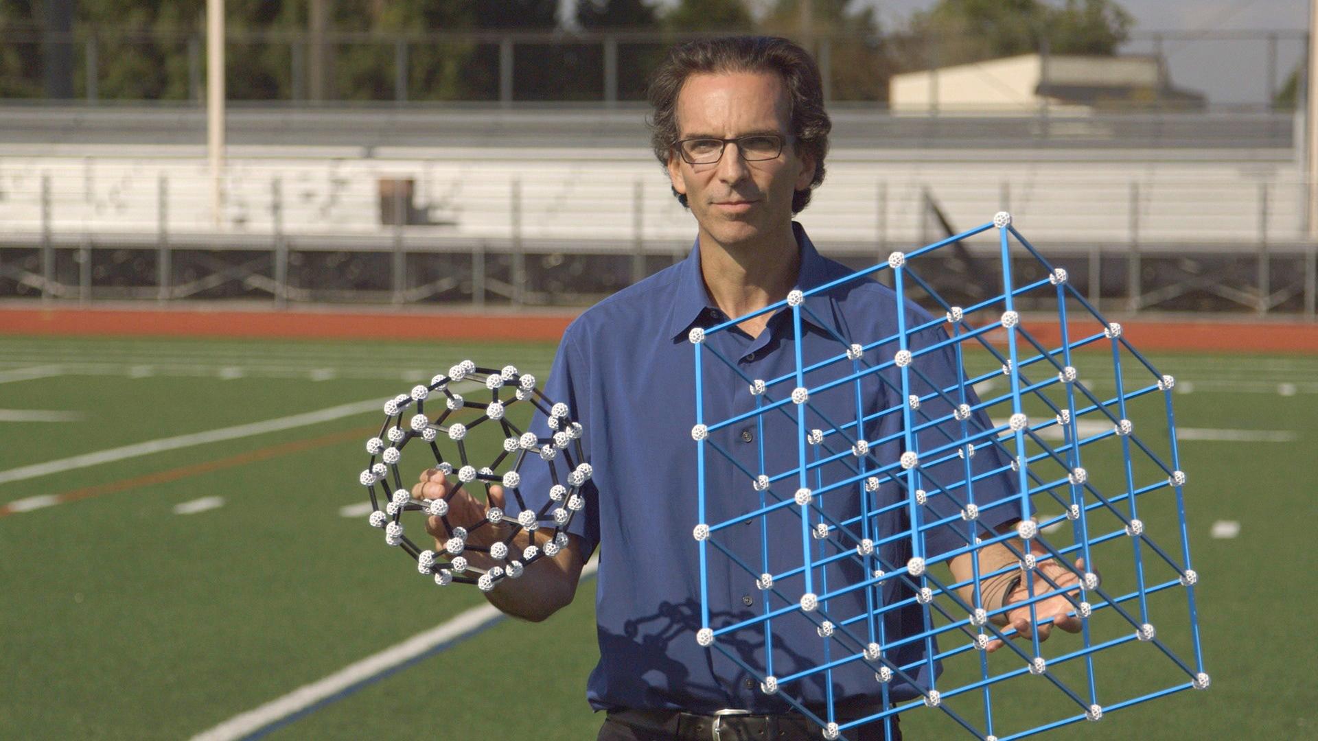 "Mysterien des Weltalls: Leben wir in der Matrix?": Silas Beane, Nuklear-Physiker an der University of Washington, mit zwei Modellen.