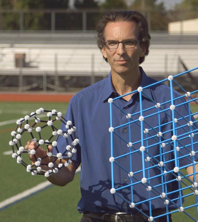 "Mysterien des Weltalls: Leben wir in der Matrix?": Silas Beane, Nuklear-Physiker an der University of Washington, mit zwei Modellen.