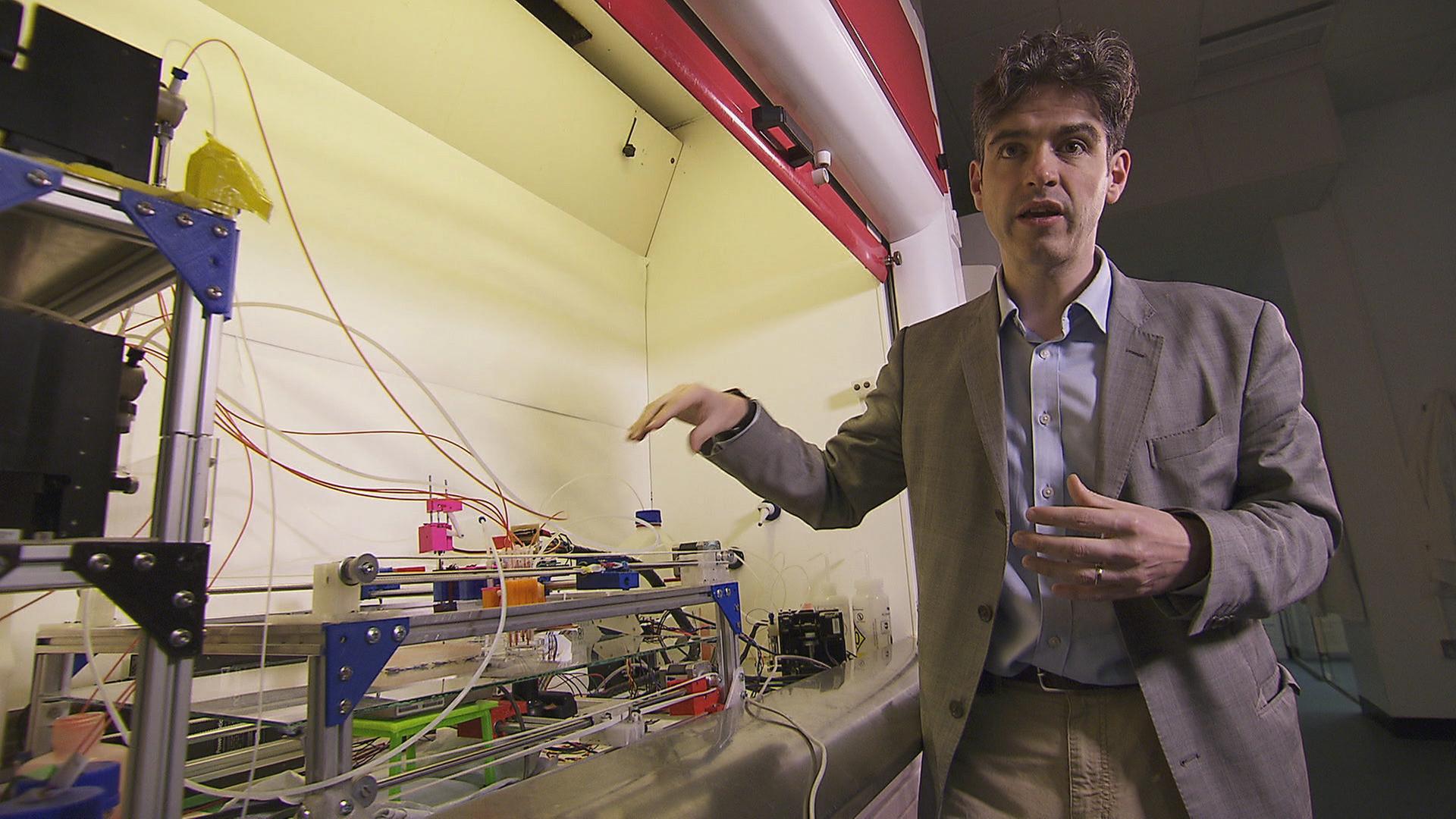 "Mysterien des Weltalls: Warum sind wir hier?": Biochemiker Lee Cronin von der University of Glasgow in seinem Labor.