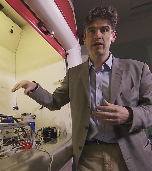 "Mysterien des Weltalls: Warum sind wir hier?": Biochemiker Lee Cronin von der University of Glasgow in seinem Labor.