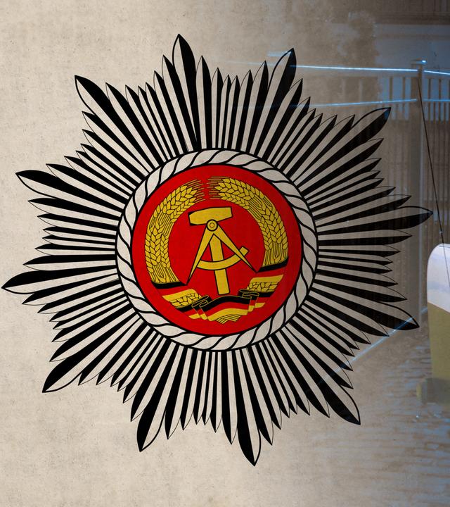 Montage: An der Seite prangt das Wappen der Volkspolizei der ehemaligen DDR, daneben ist ein Foto mit einem Diensttrabbi der Volkspolizei.