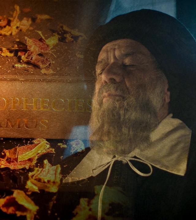 Collage. Links: das Buch mit den Prophezeiungen des Nostradamus. Rechts: Porträt von Nostradamus.