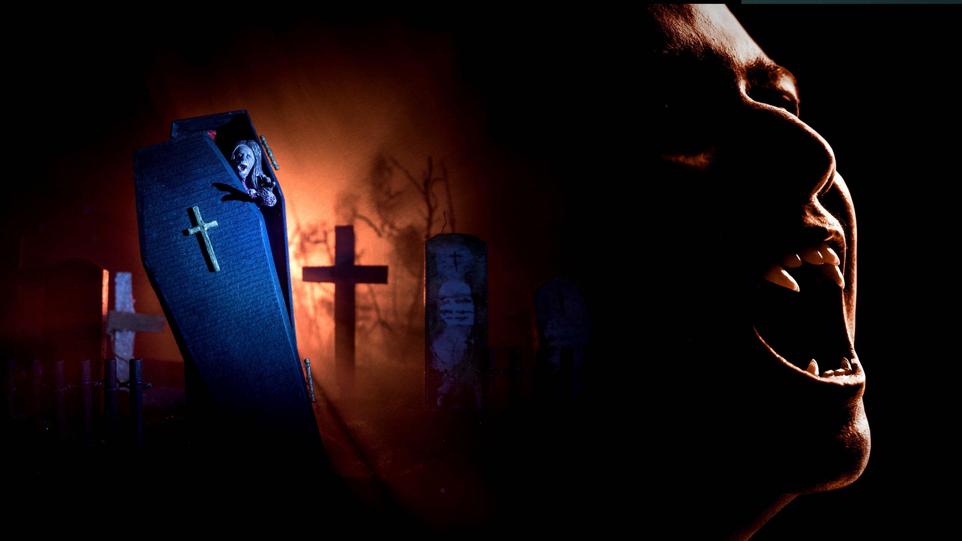 "Mythos - Die größten Rätsel der Geschichte: Vampire": Collage. Links: eine Friedhofsszenerie, eine Untote entsteigt einem Sarg. Rechts: ein Vampir mit weit geöffnetem Mund und spitzen Fangzähnen.