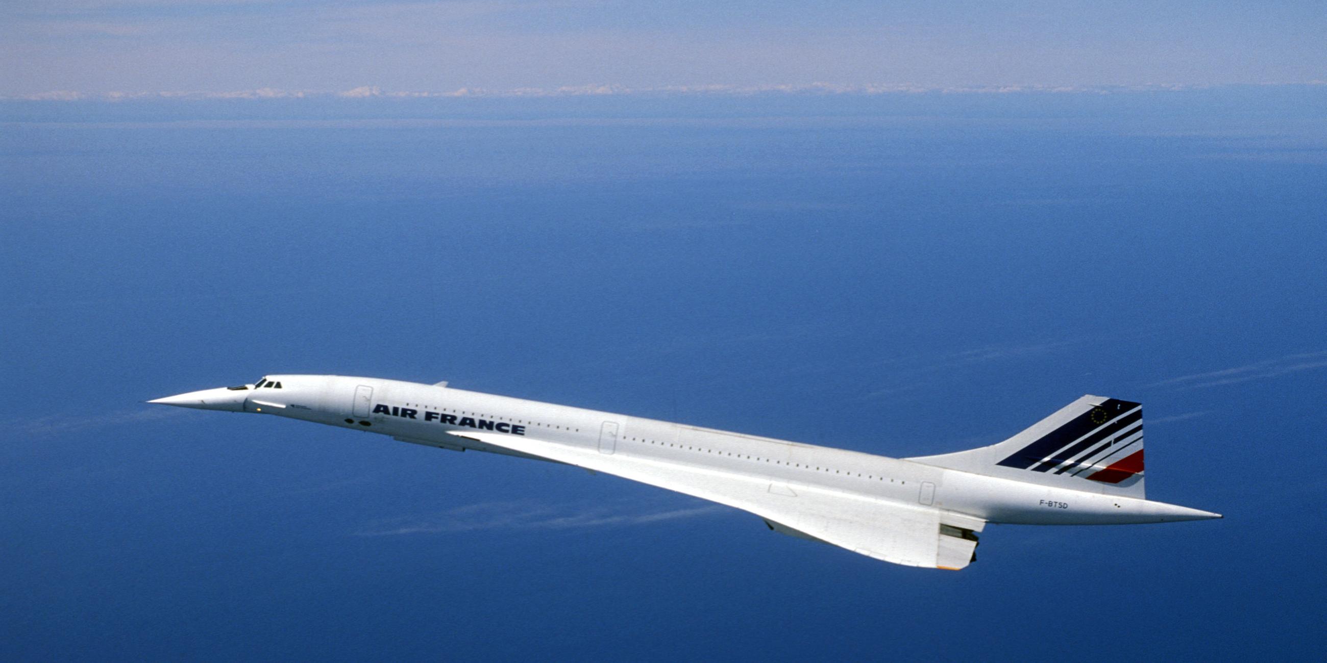 "Mythos Concorde: Wettlauf am Himmel": Eine Concorde von "Air France" beim Flug über einen Ozean.