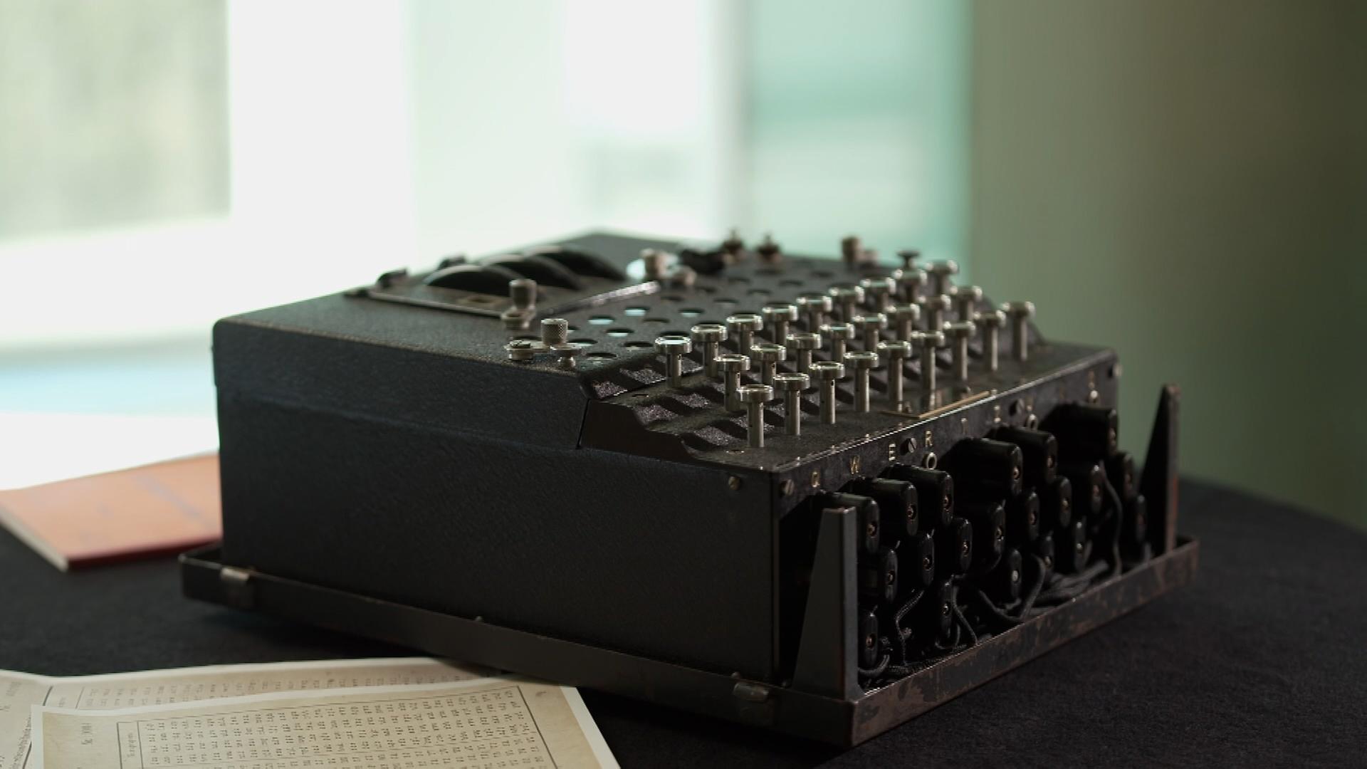 "Mythos Enigma - Tauchgang in die Vergangenheit": Chiffriermaschine "Enigma" steht auf einem Tisch.