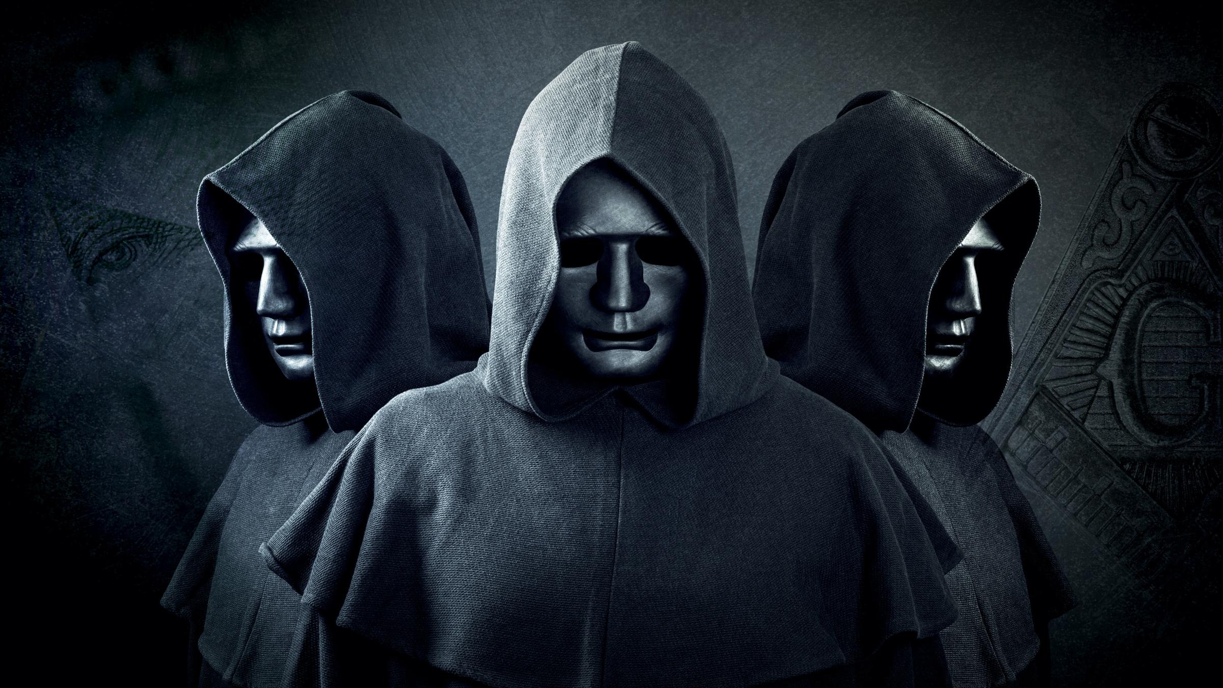Eine Gruppe maskierter Personen in dunklen Kapuzenumhängen, im Hintergrund Symbole der Freimaurer und der Illuminati.