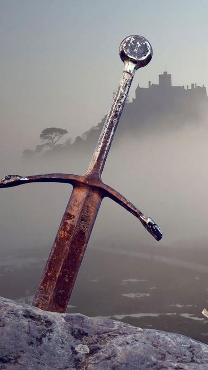 "Mythos - die größten Rätsel der Geschichte": Montage: links das Schwert Excalibur im Stein, rechts eine Statue von Päpstin Johanna; im Hintergrund eine Burg im Nebel