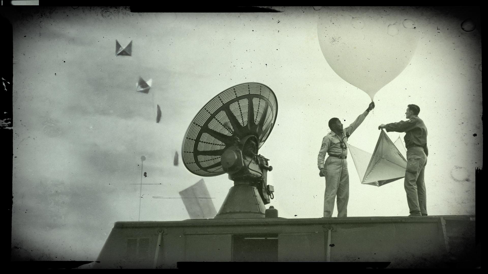 Zwei US-Soldaten lassen vom Dach einer Wetterstation einen Wetterballon steigen.