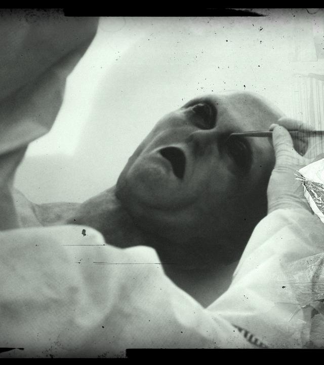 Links eine Aufnahme von der angeblichen Alienautopsie im Zusammenhang mit dem Roswell-Vorfall; rechts Major Jesse A. Marcel der Teile eines Wetterballons hält.