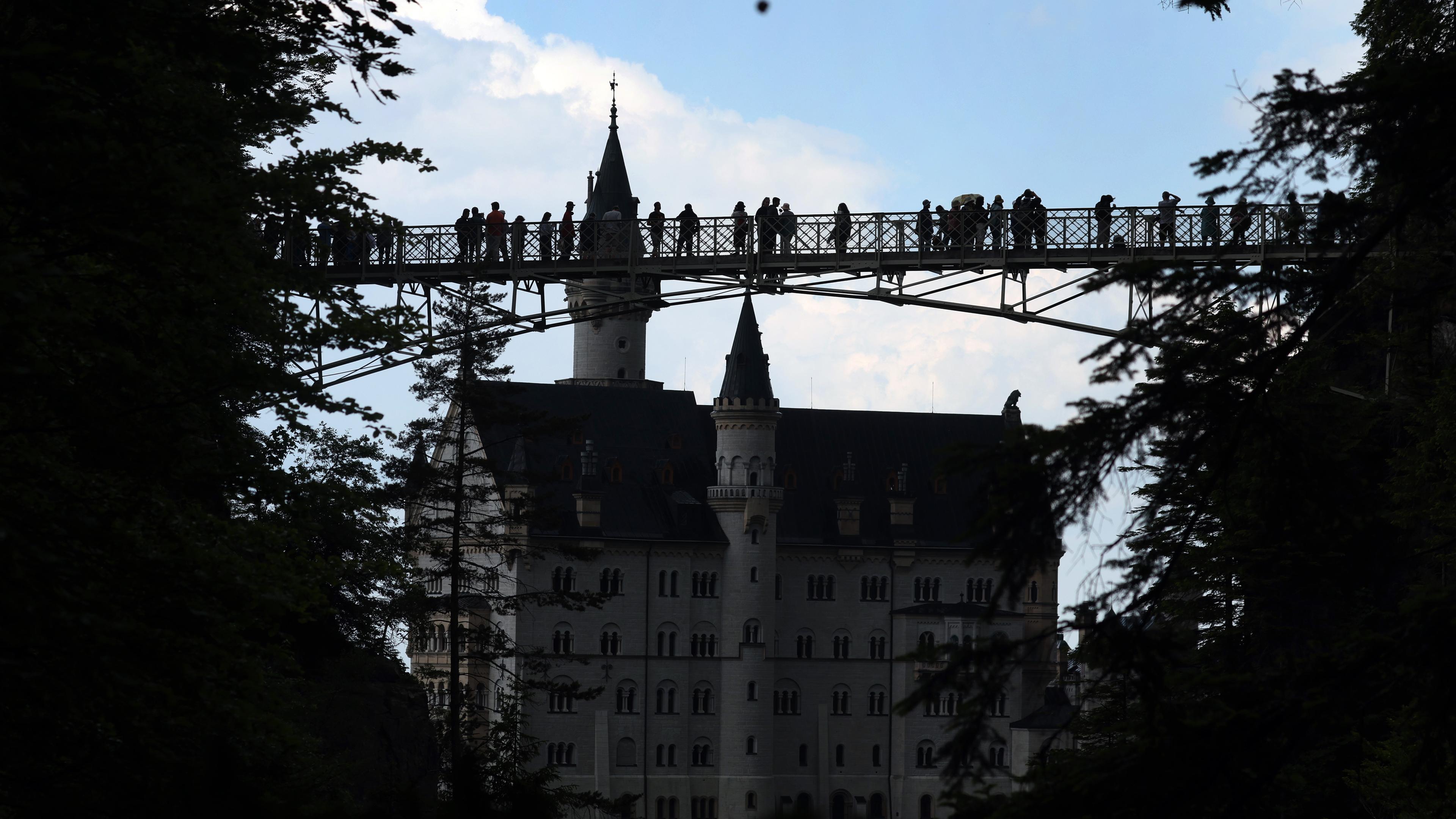 Archiv: Touristen stehen auf der Marienbrücke vor dem Schloss Neuschwanstein