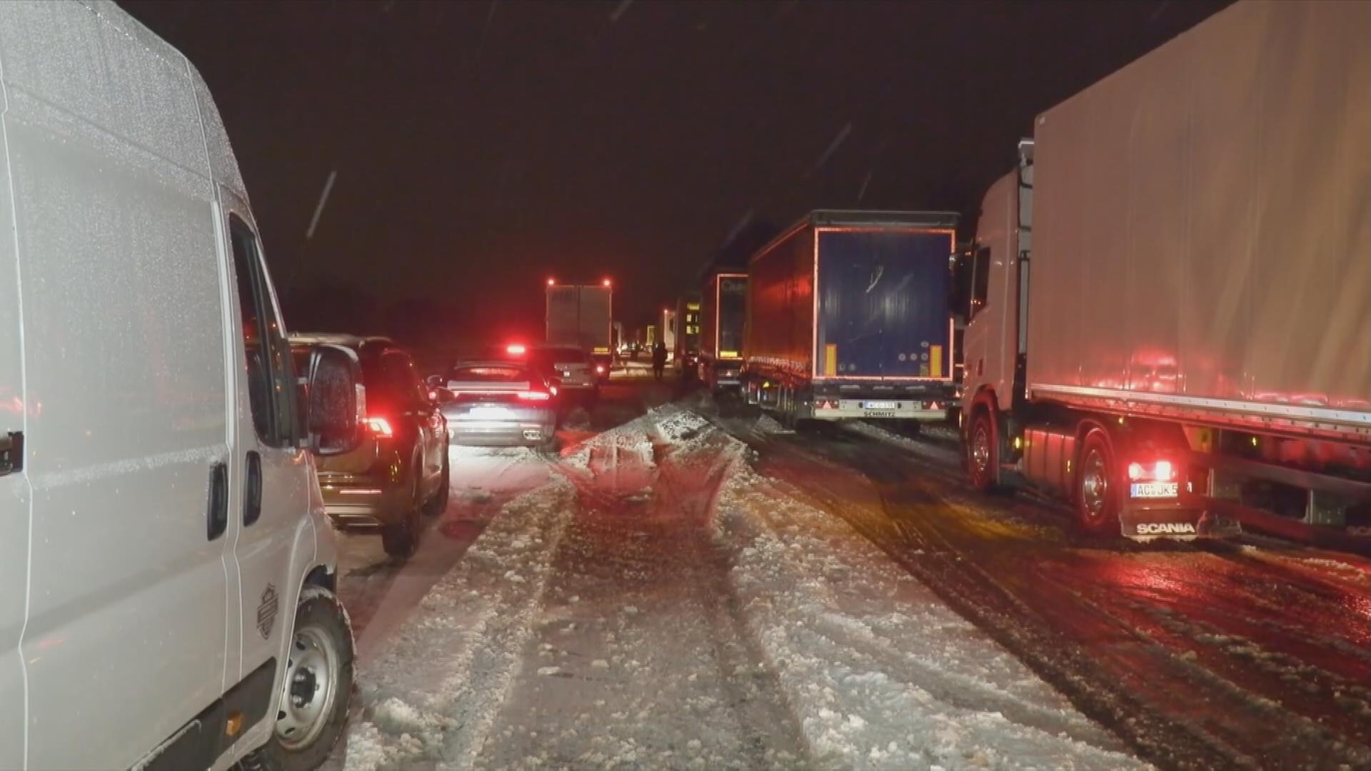 Auf dem Bild sieht man das Schneechaos auf der Autobahn.