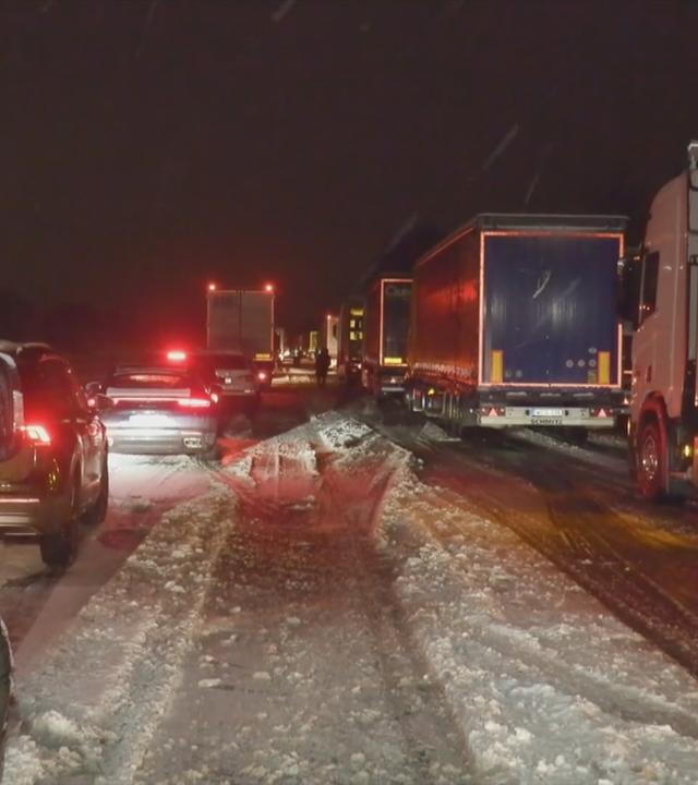 Auf dem Bild sieht man das Schneechaos auf der Autobahn.